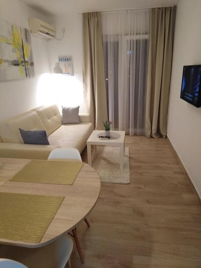 Sunny Day Apartments ตรีบูนย์ ภายนอก รูปภาพ